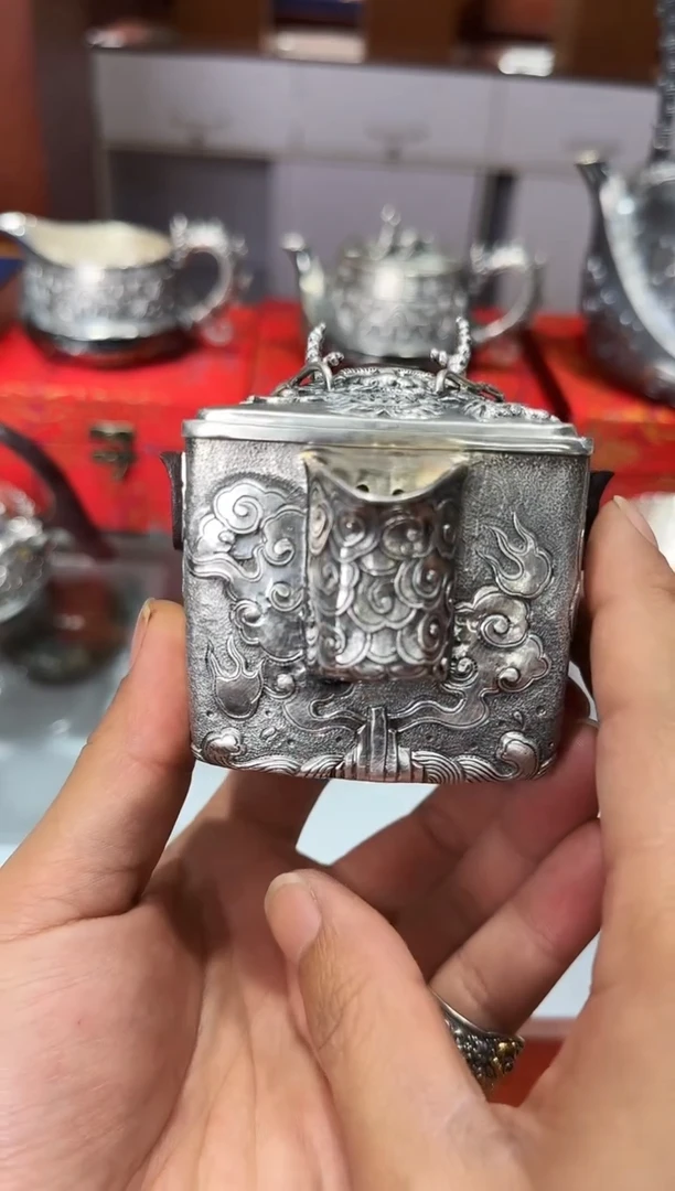 哆***茗足银999精工手工正龙大师鏨刻四方手抓壶