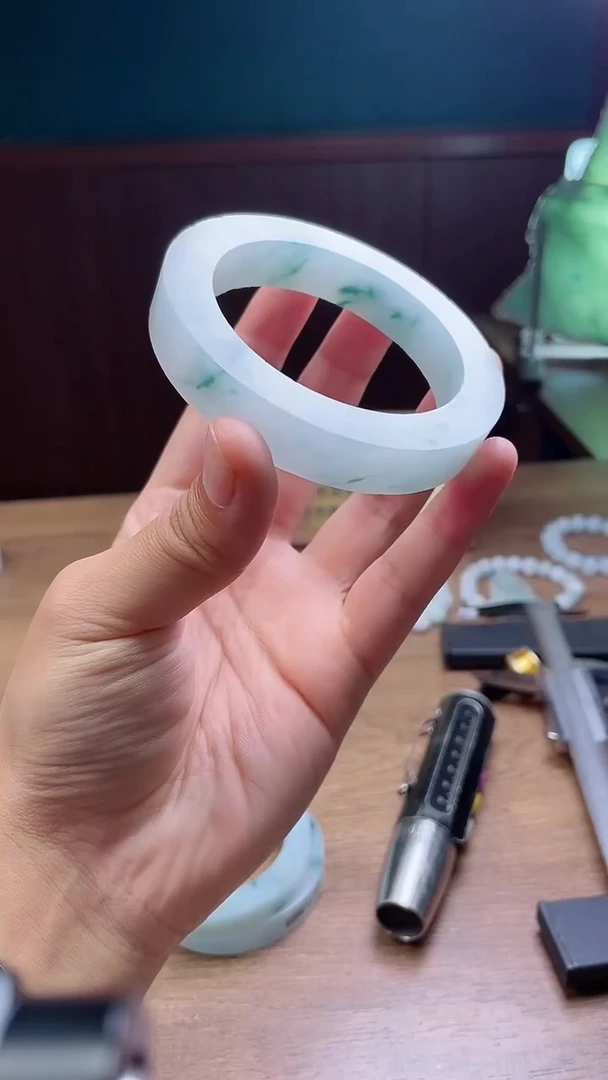 定制翡翠手镯未镶嵌自**遥定制