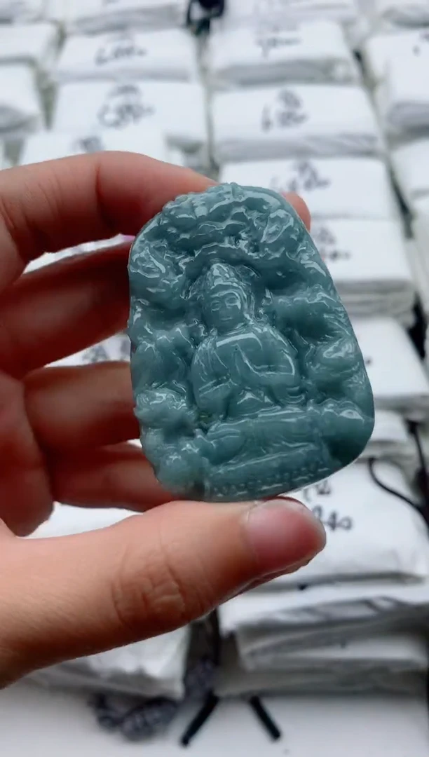 翡翠未镶嵌颈饰....