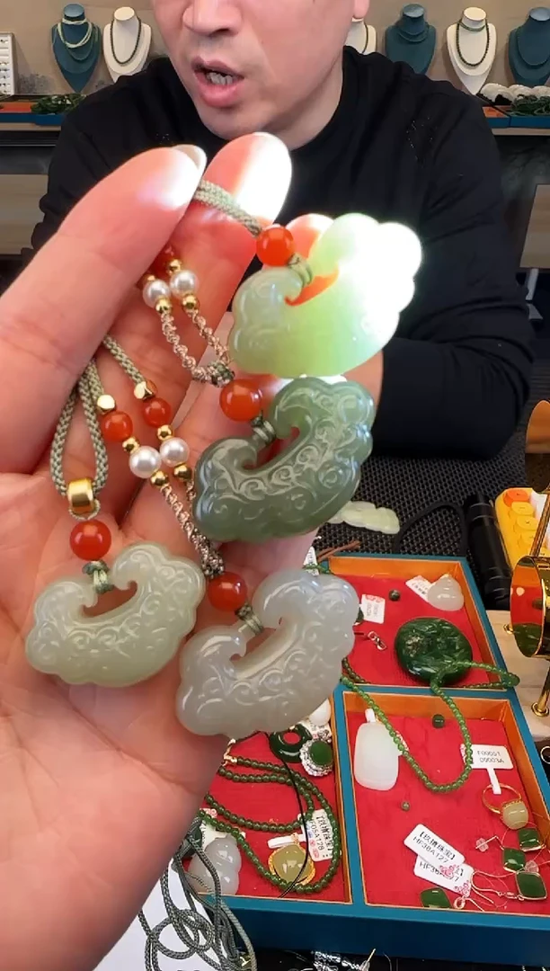 颈饰未镶嵌和田玉如意锁（多样性发一件）