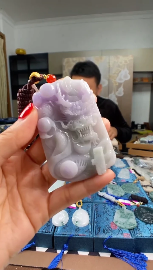 颈饰未镶嵌翡翠 多样性发其一