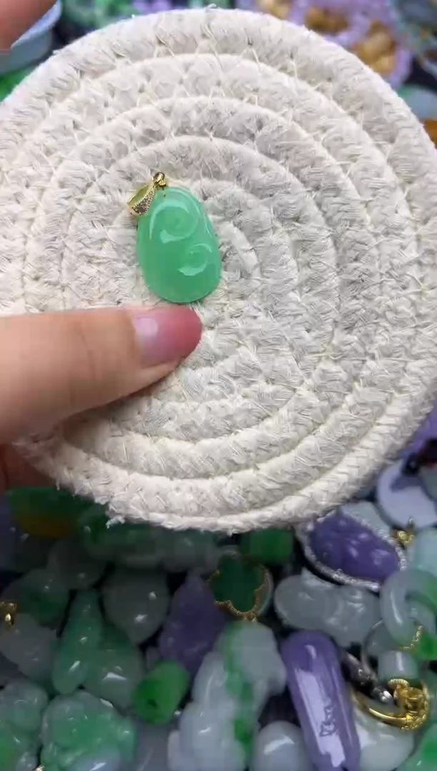 颈饰未镶嵌翡翠天然缅甸翡翠吊坠