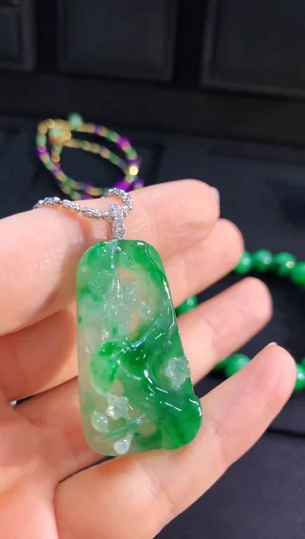 【闪购商品】翡翠吊坠(不含链)18K金镶嵌吊坠