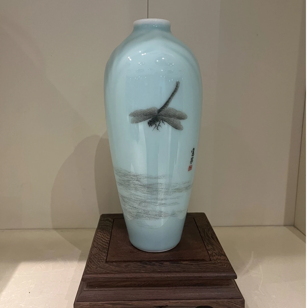 昆仑牌鲁青瓷三面莲花刻瓷 蜻蜓  胡建昌 28cm