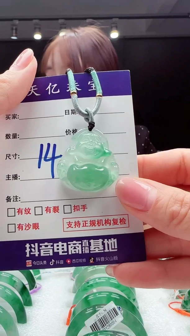 未镶嵌配饰石英质玉佛公