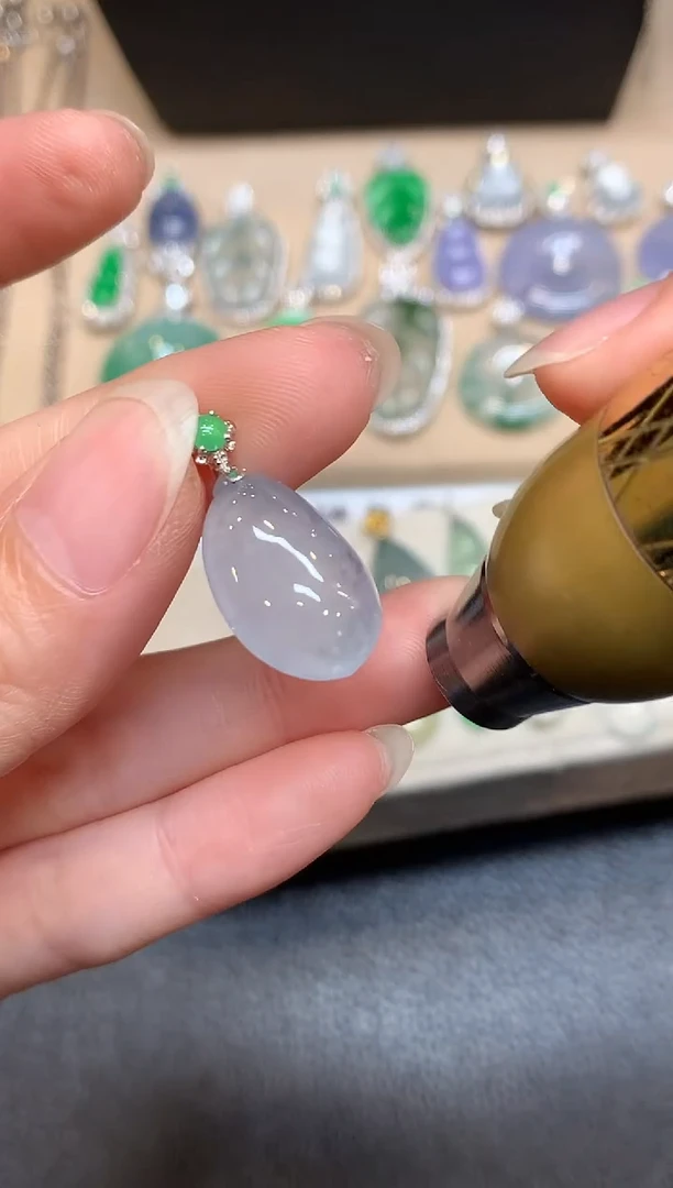 颈饰18K金镶嵌翡翠福瓜【无服务费