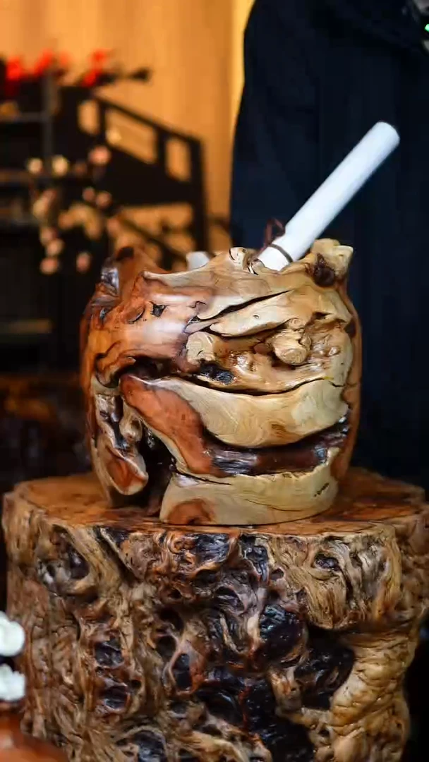 枣木百年雷击枣木龙纹尊（高28，直径31）