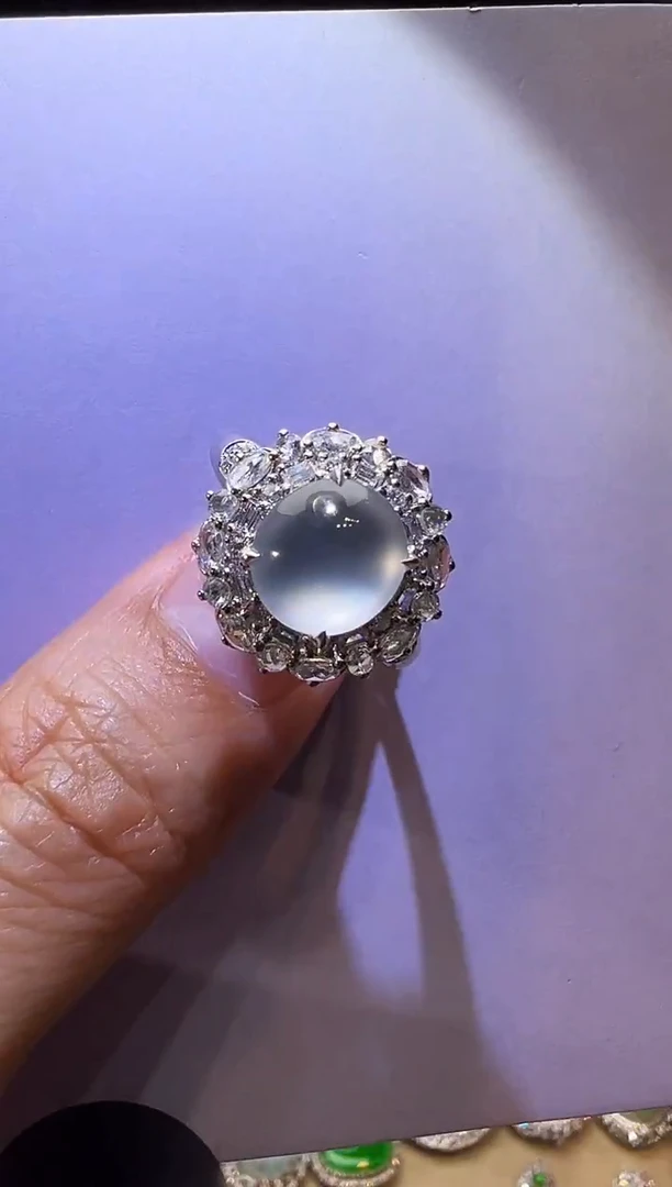 18K金镶嵌戒指翡翠蛋面