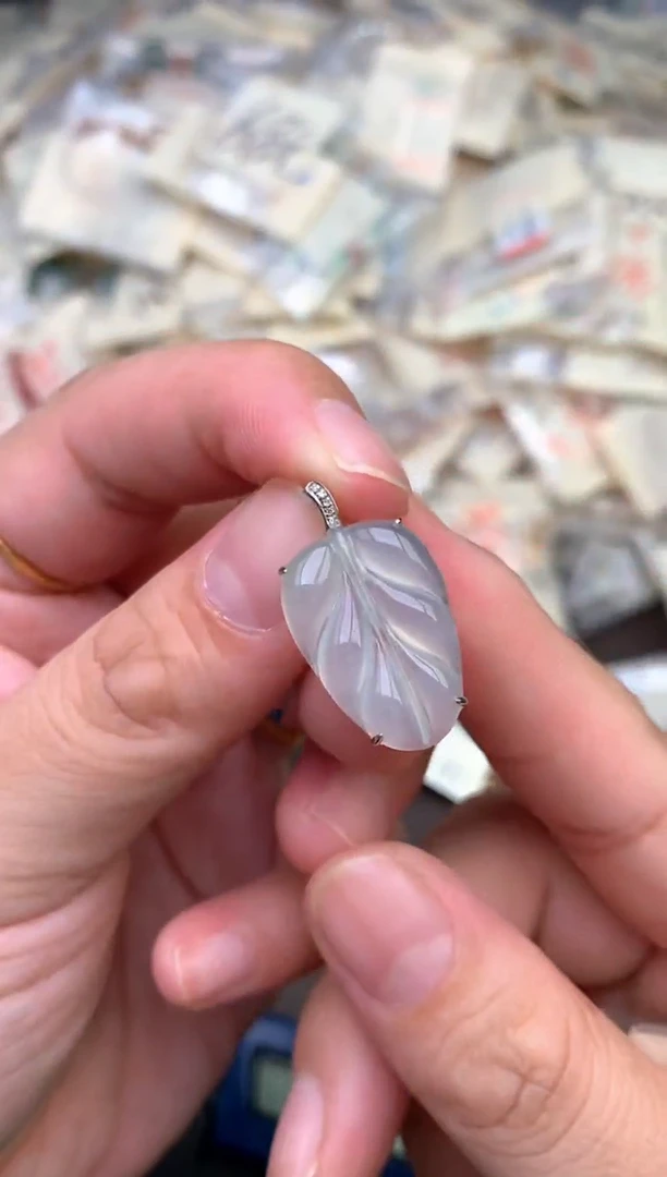 18K金镶嵌挂件翡翠 —