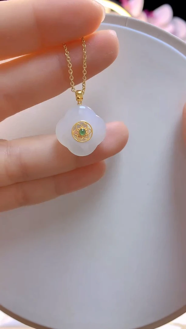 和田玉18K金镶嵌吊坠(赠链)白玉四叶草