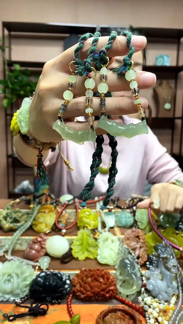 未镶嵌岫玉吊坠多样性发货发其中之一