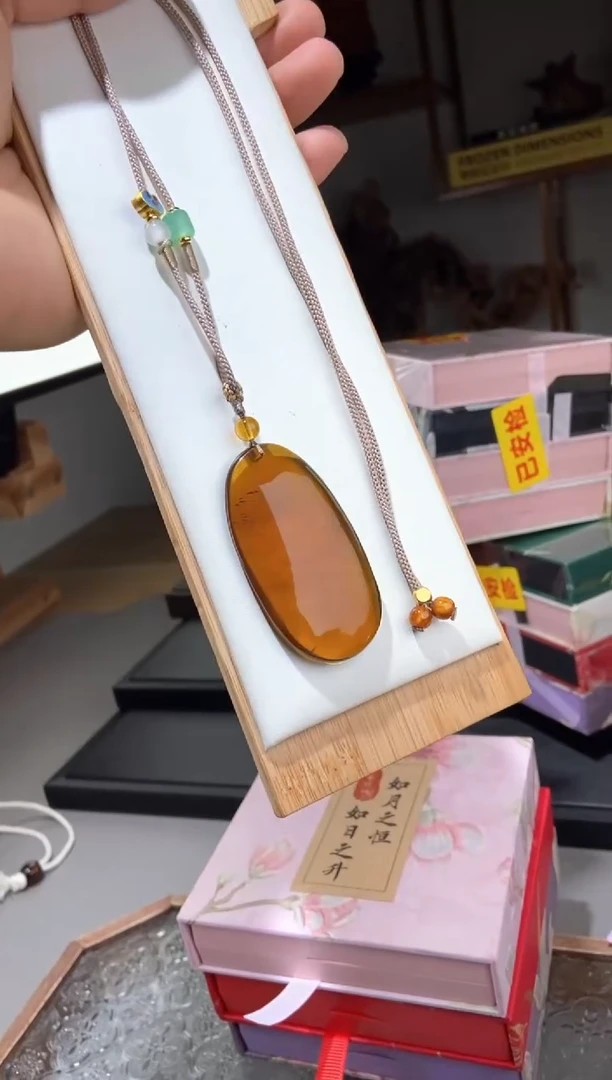 琥珀颈饰未镶嵌金棕珀随形吊坠