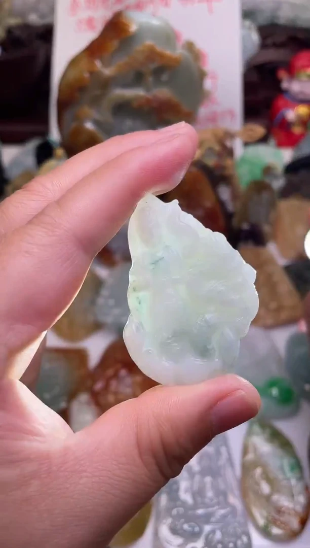 颈饰未镶嵌翡翠观音