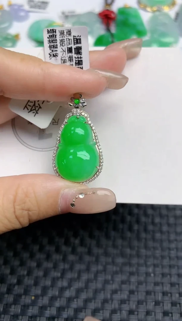 颈饰18K金镶嵌翡翠 天然缅甸A货翡翠百元以上9元证书费自理