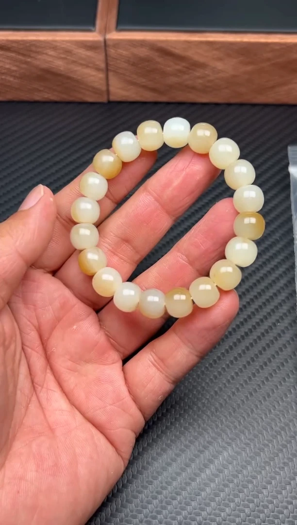 手串未镶嵌和田玉且末金山微色差卡10Mh