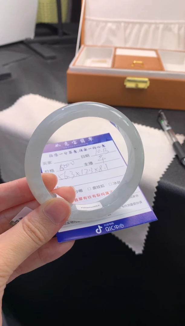 未镶嵌手镯翡翠退货需手镯吊牌标签完好