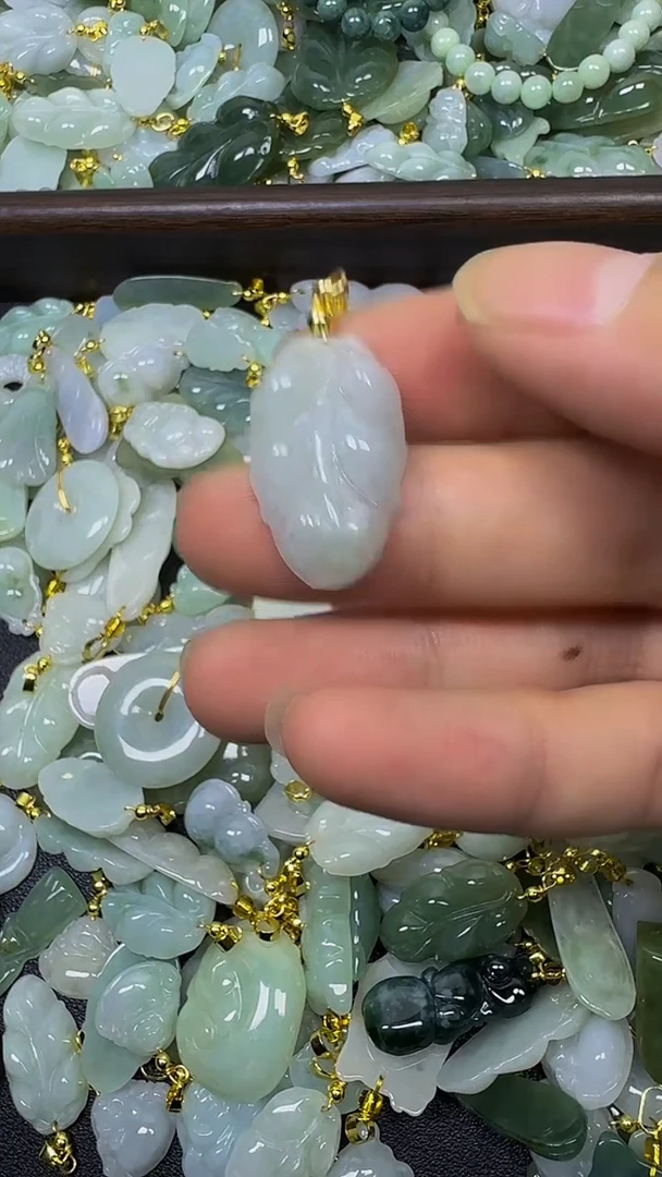颈饰未镶嵌翡翠颈饰未嵌镶翡翠