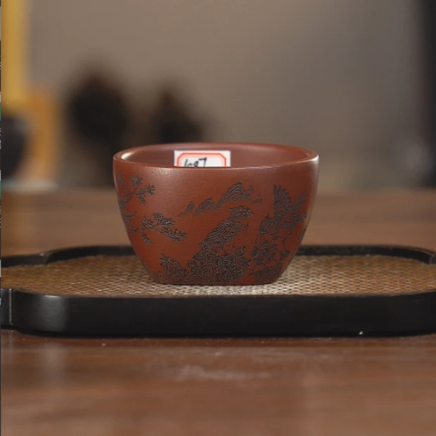 1087宜兴紫砂茶具龙血砂满工刻绘清净四方主人杯 150cc YMJ