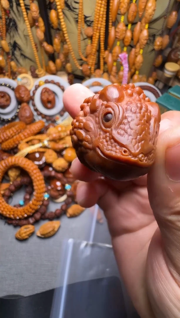 手串橄榄核金蝉一个