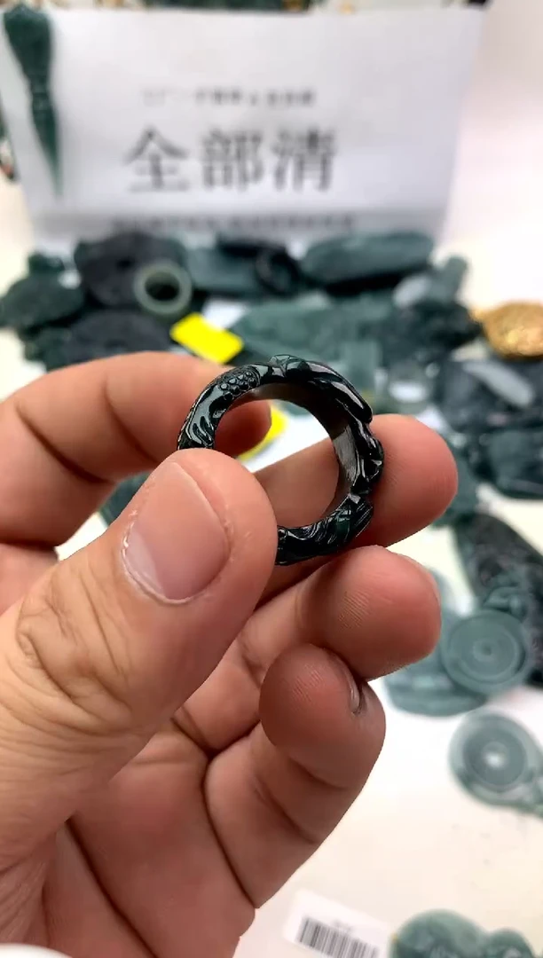 翡翠未镶嵌颈饰戒圈