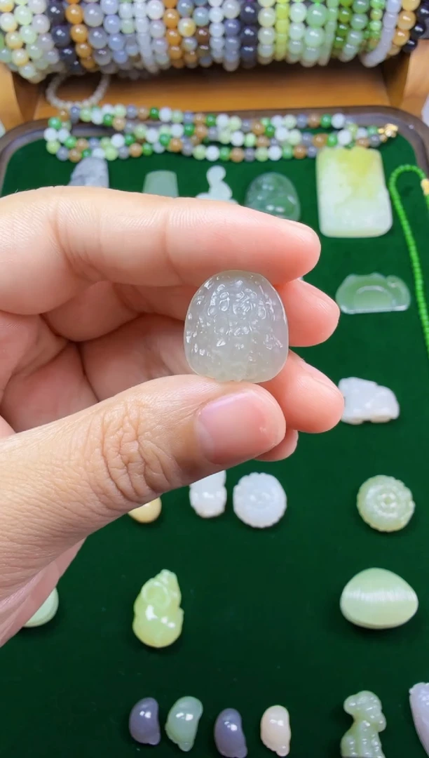 和田玉未镶嵌颈饰核桃