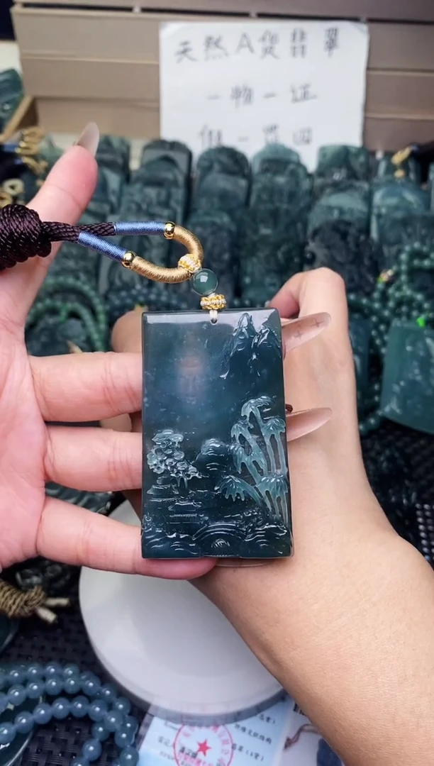 颈饰未镶嵌翡翠