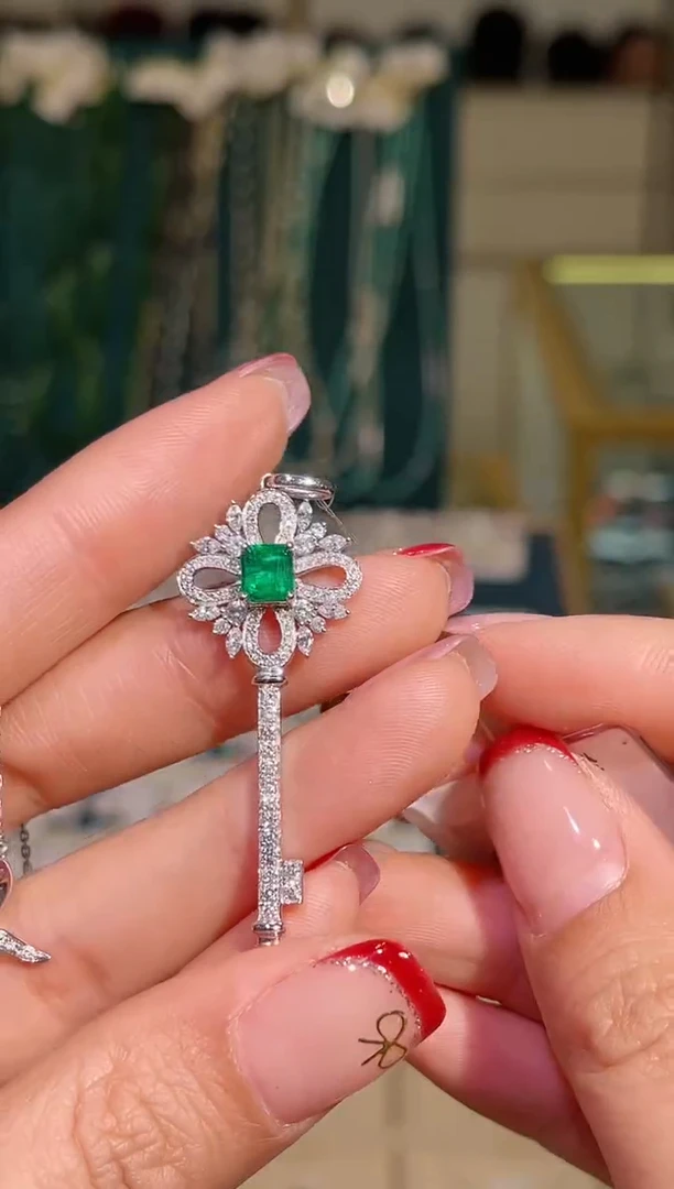 【闪购商品】祖母绿吊坠(不含链)18K金镶嵌89分阿富汗钥匙