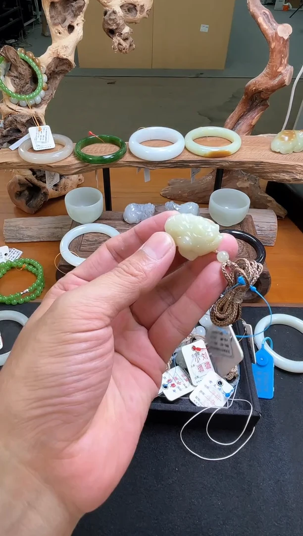 吊坠(不含链)未镶嵌和田玉且末迪克兰 金蟾