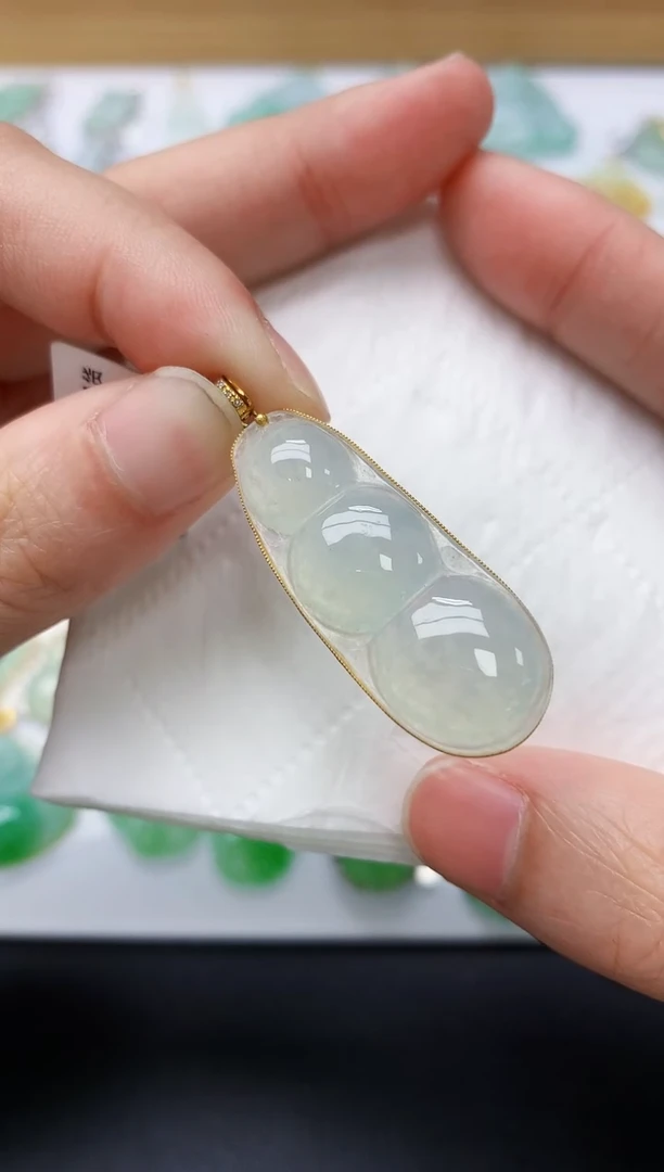 颈饰18K金镶嵌翡翠天然A货