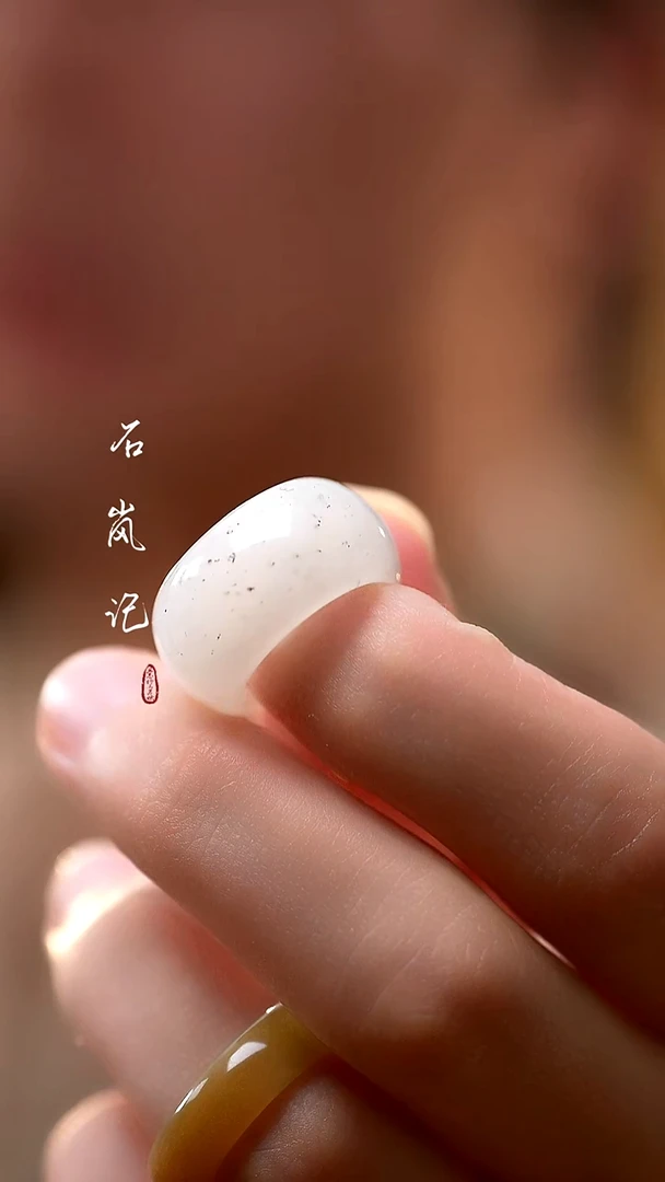 未镶嵌戒指和田玉天然