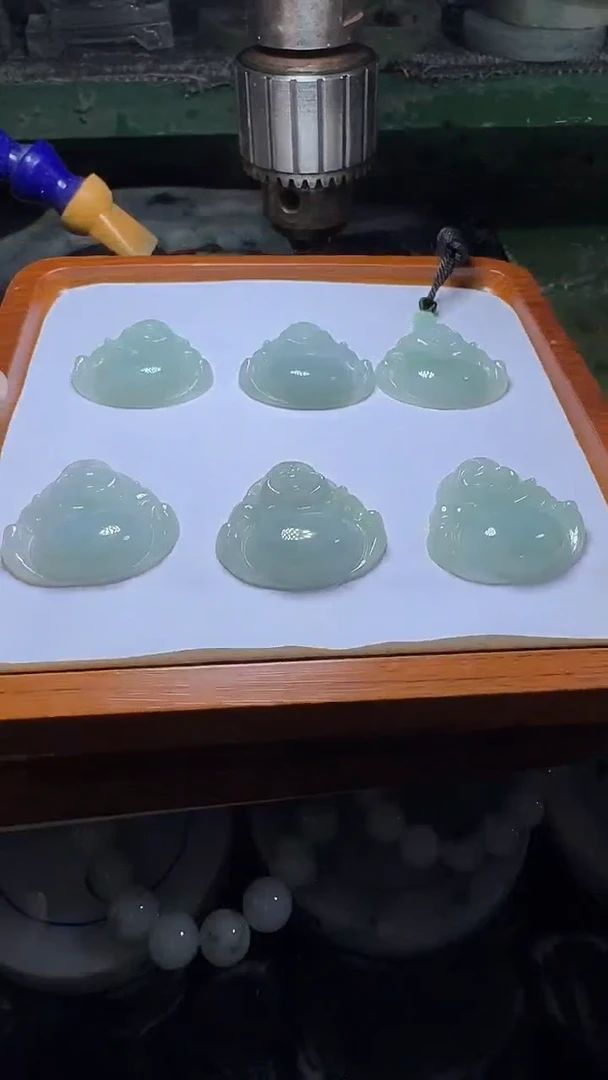 翡翠未镶嵌颈饰佛公多样性发一件