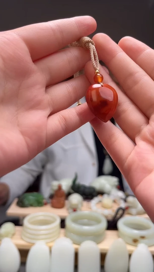 颈饰未镶嵌南红玛瑙吊坠