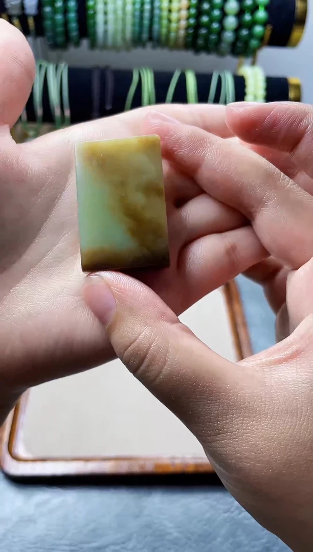 吊坠(赠链)未镶嵌和田玉且末糖无事牌一块