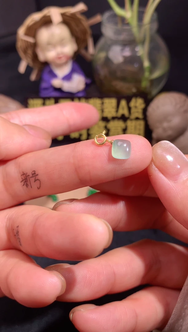 颈饰18K金镶嵌翡翠天然翡翠A货，源头工厂价福利价