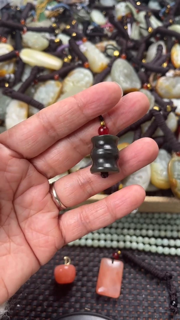 【闪购商品】和田玉颈饰未镶嵌多样性发货没有证书拍一发一有瑕