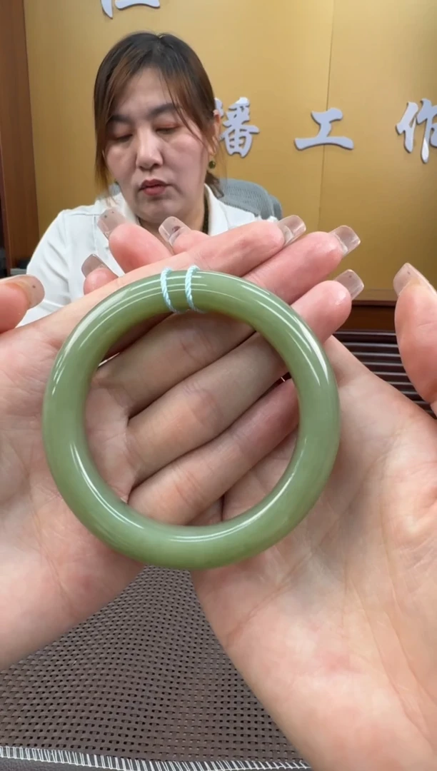 【闪购商品】和田玉手镯未镶嵌52