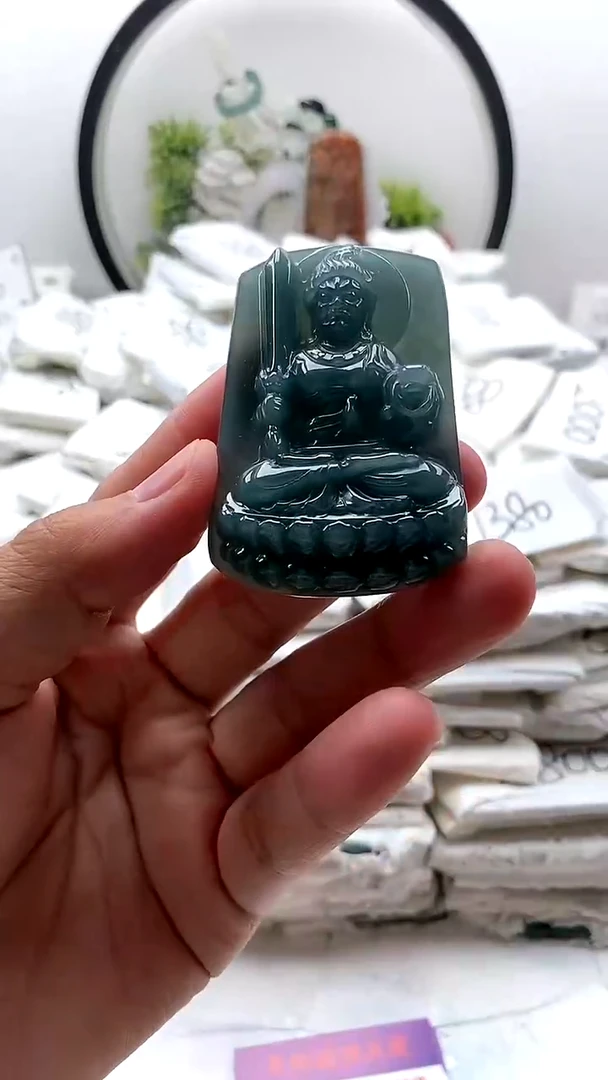 翡翠未镶嵌颈饰不动明王