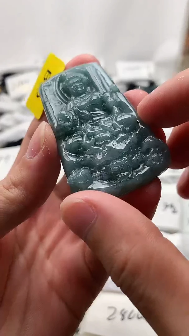 翡翠未镶嵌颈饰不动