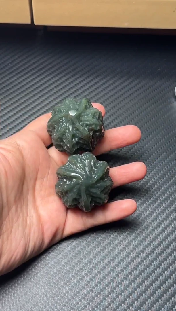 未镶嵌和田玉把件若羌微色差核桃一对