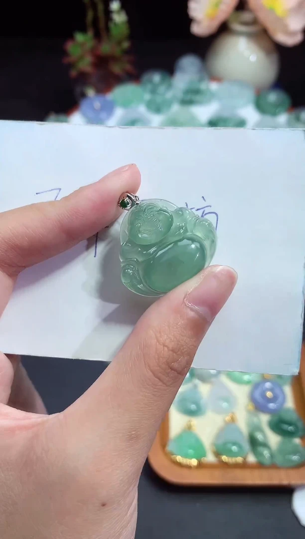 翡翠未镶嵌颈饰佛公