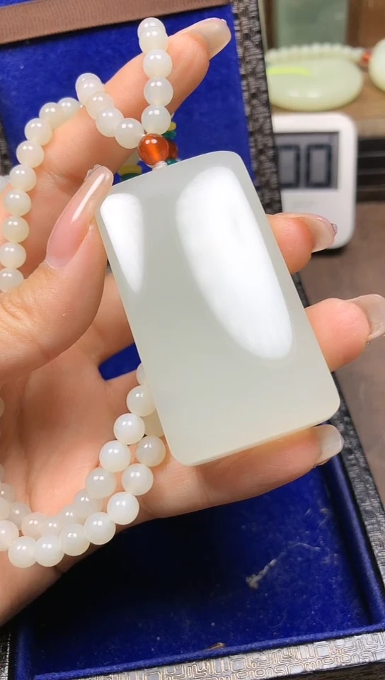 和田玉未镶嵌颈饰老枪