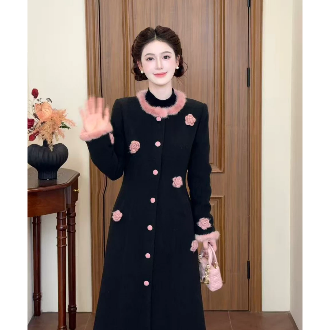 LiLi李李家【桃乐丝2.0】小香风黑撞粉加棉长款大衣XMZH10591时尚