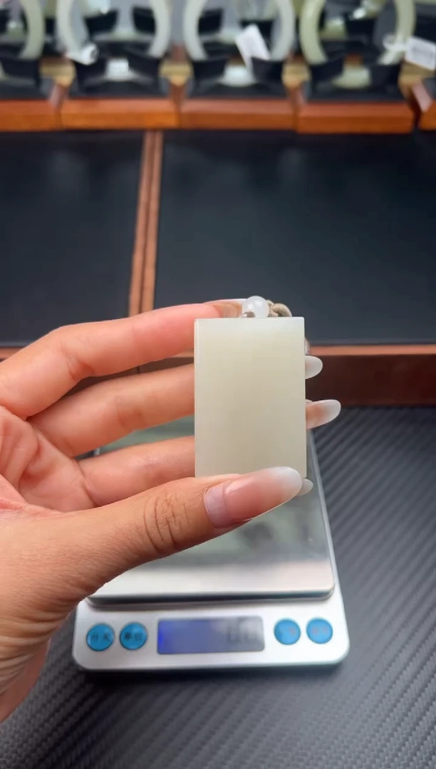 吊坠(赠链)未镶嵌和田玉黑山微色差吊坠m