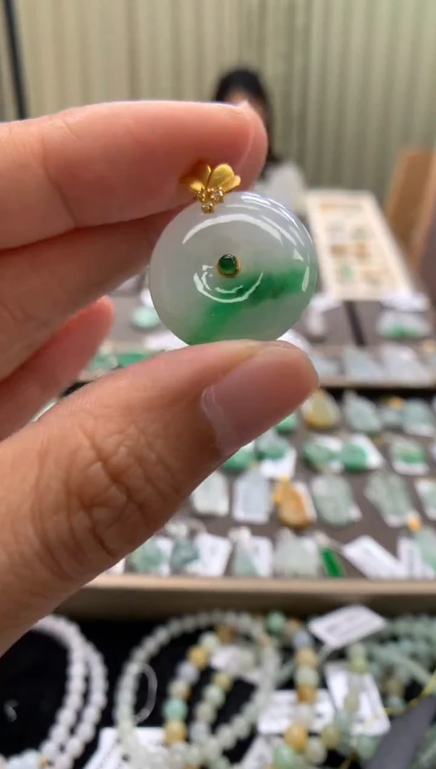 翡翠18K金镶嵌颈饰平安扣