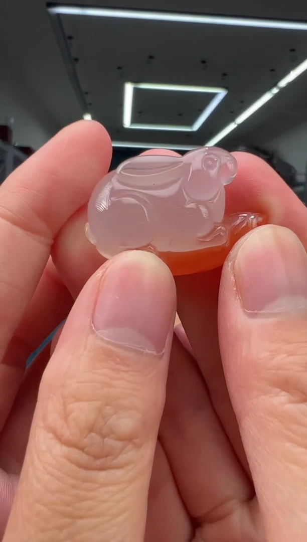 南红玛瑙未镶嵌挂件小兔子