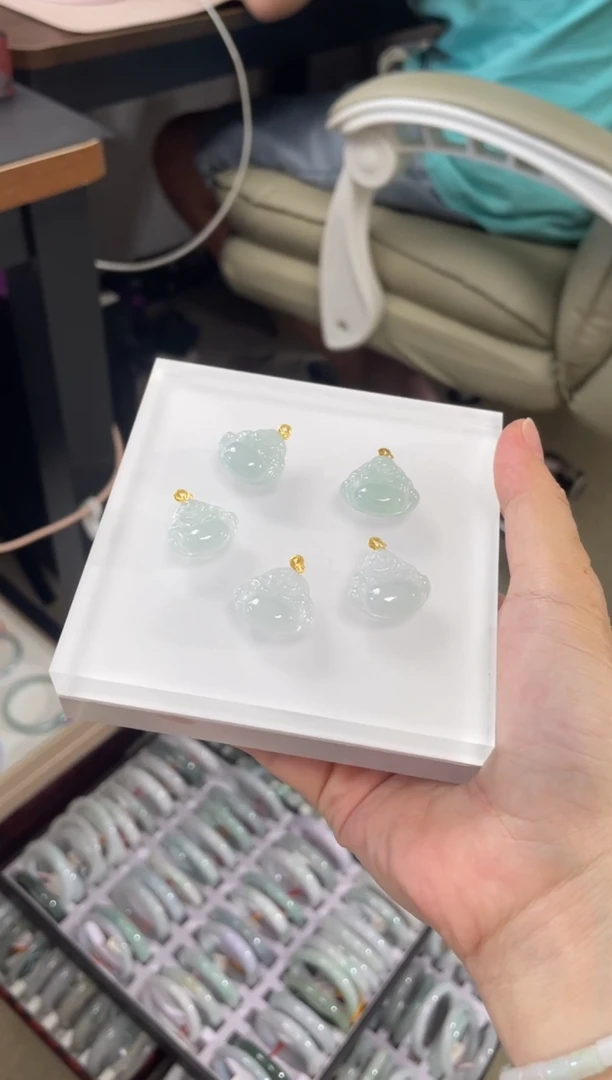 翡翠18K金镶嵌吊坠(赠链)多样性发一