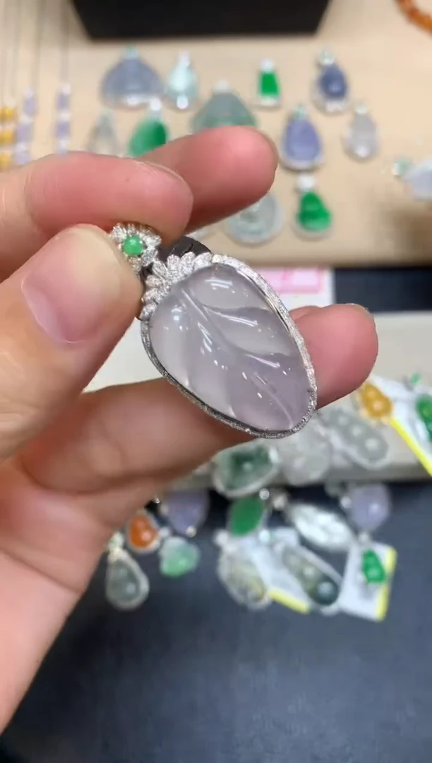 颈饰18K金镶嵌翡翠树叶【无服务费【48小时鉴赏期】