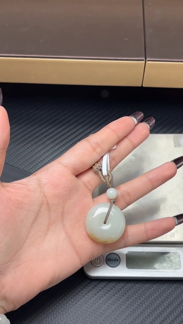 吊坠(赠链)未镶嵌和田玉且末金山微色差平安扣