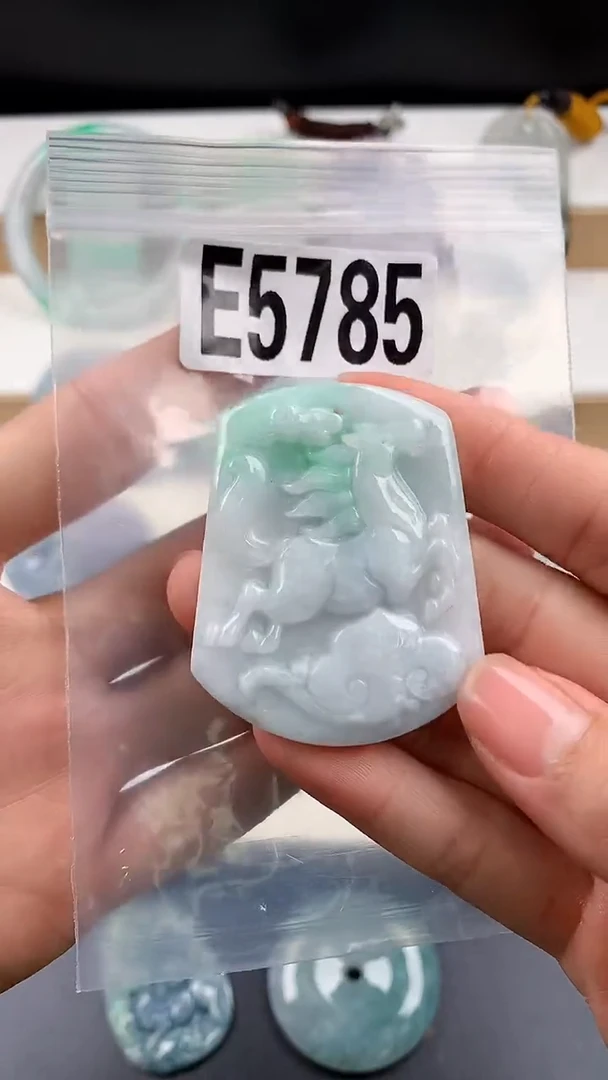 颈饰未镶嵌翡翠天然翡翠吊坠挂件