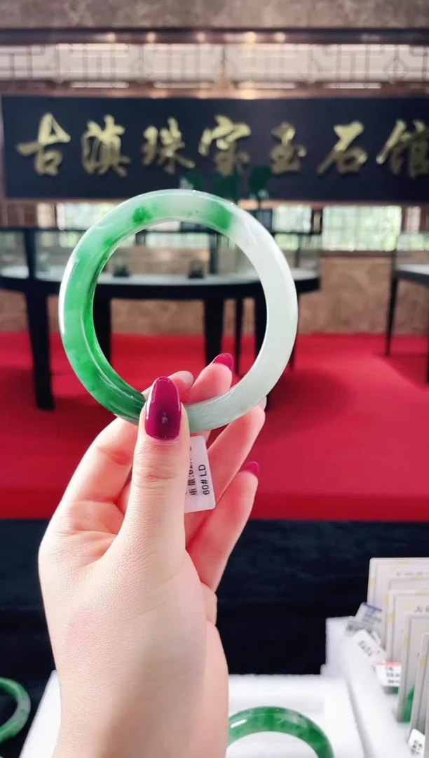 未镶嵌手镯石英质玉（非洲翠）（微瑕 介意勿拍）